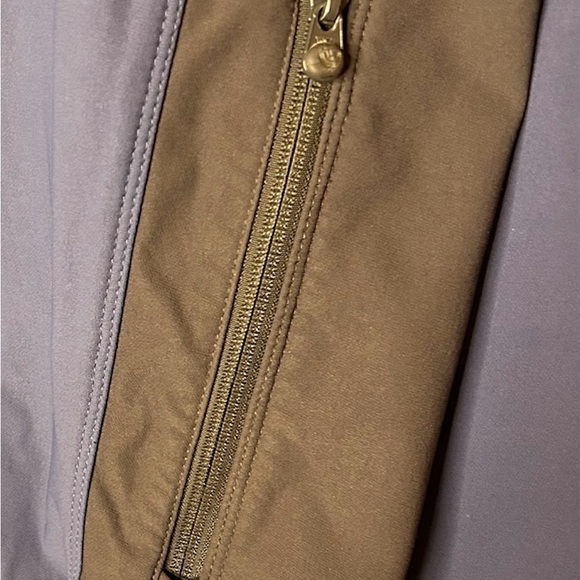 North Face Men’s Size Large full front zip jacket , large front zip pockets Blue - Picture 9 of 11